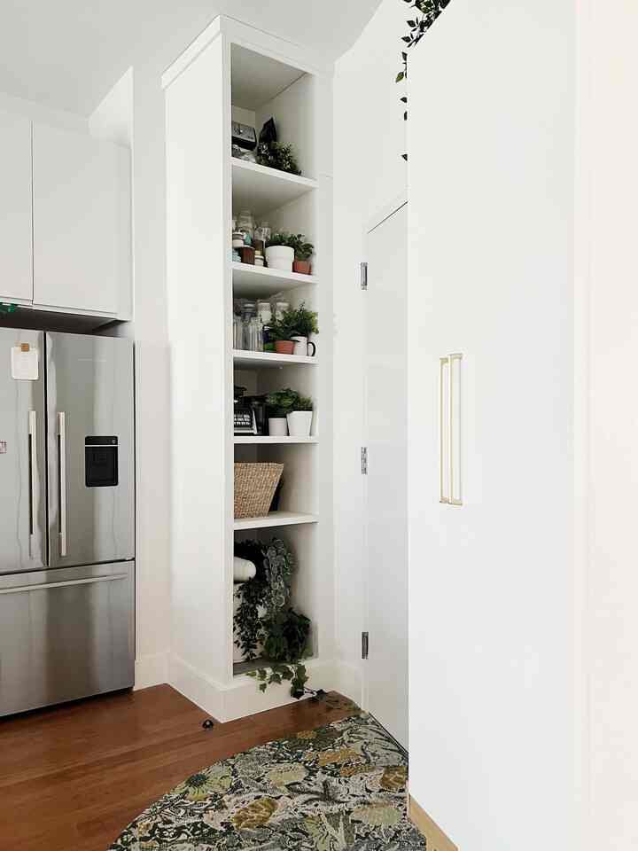 Faux plants makes open pantry storage more pleasing to look at!

#organizationhacks #apartment #storage