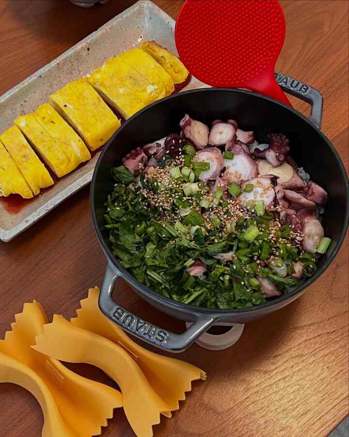Pops of color on my dining table today! Made steamed octopus pot rice, baked some chocolate cookies as well as a banana bread!

#dining #staub #pot #potholders #castiron #dinner #baking #oven