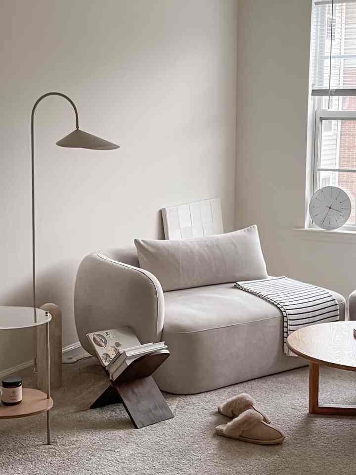 This magazine rack is easy to move around and super versatile—perfect not just for books but so many other uses. Mobility and functionality, both on point!

#livingroominterior #beige #beigeinterior #modularfurniture #modularsofa #magazinerack 