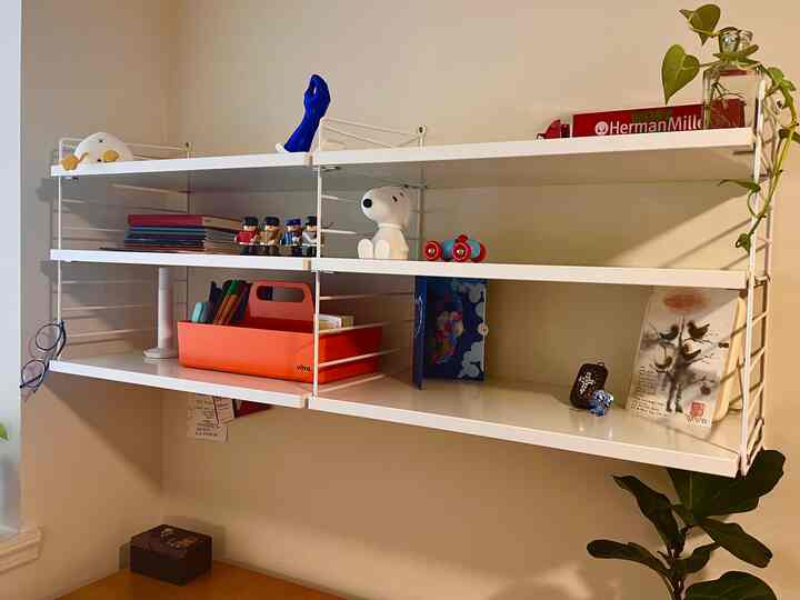 Penataan warna-warni ⭐️
Saya memilih sistem rak putih agar saat saya menaruh semua pernak-pernik warna-warni di atasnya, tampilannya tidak terlalu ramai. Saya menggunakan rak untuk menyimpan barang-barang yang saya anggap penting dan perlengkapan kantor. Baru-baru ini saya menambahkan kotak peralatan berwarna oranye untuk memberi semburat warna di musim semi.

#kantorrumah #office #shelving #shelf #shelfinterior #shelfdecoration #popsofcolor