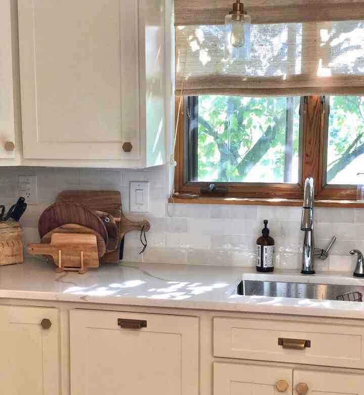 Talk about functional yet organized! I use an Ikea dish rack to stack my beautiful wooden boards on my countertop. This way, I can easily access and dry them properly! 
#kitchen #board #wood #natural #warm #modern