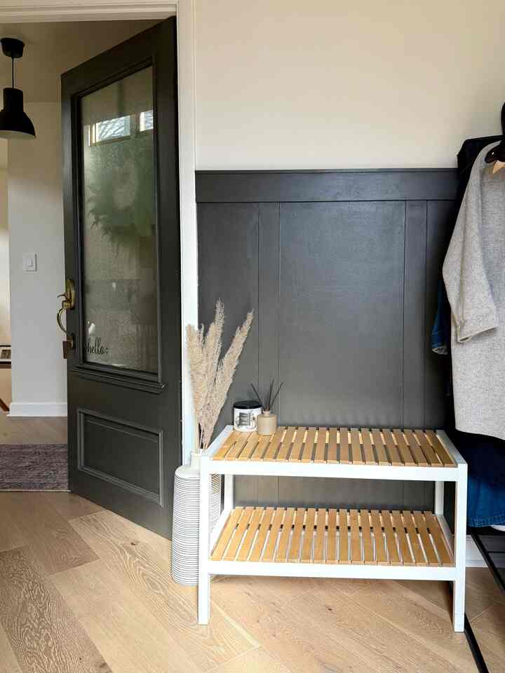 I like to have something to sit on when I’m trying to wear my shoes. This wooden bench is practical for my guests to sit down and comfortably wear their shoes without crunching down on the floor. Additionally, it fills the space nicely with a warm, natural color tone.
#enterance #bench #modern #natural #functional
