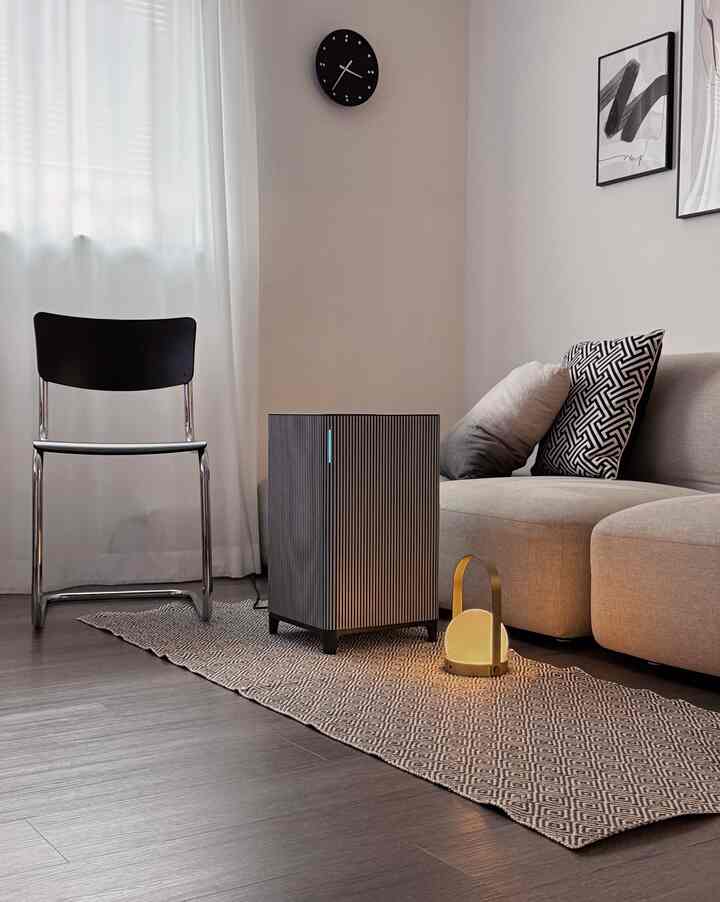Minimal living room interior 🖤

#livingroom #livingroominterior #livingroomdecoration #samsung #airpurifier #clock #chair #rug #minimal #smalllivingroom #couch #sofa #lamp #lighting #lightinginterior #cushion #poster #posterframe #posterinterior 