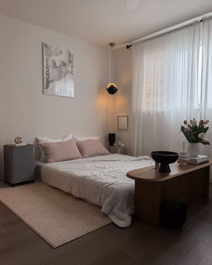 Kamar tidur yang nyaman.

#kamar tidur #bedroominterior #bedroomdecor #lighting #lamp #vintagemirror #poster #posterframe #bench #vase #artificialflowers #flowerinterior #rug #interiorprops #cozybedroom