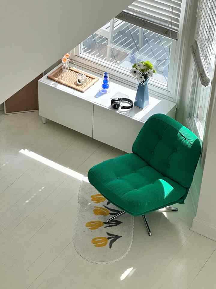 
So lovely green color sofa 💚
I've been sitting there listening to music 🎧

#spring #sofa #springcolor #color #pointcolor #ikea #ikeachair #ikeasofa #colorpoint #colorinterior 