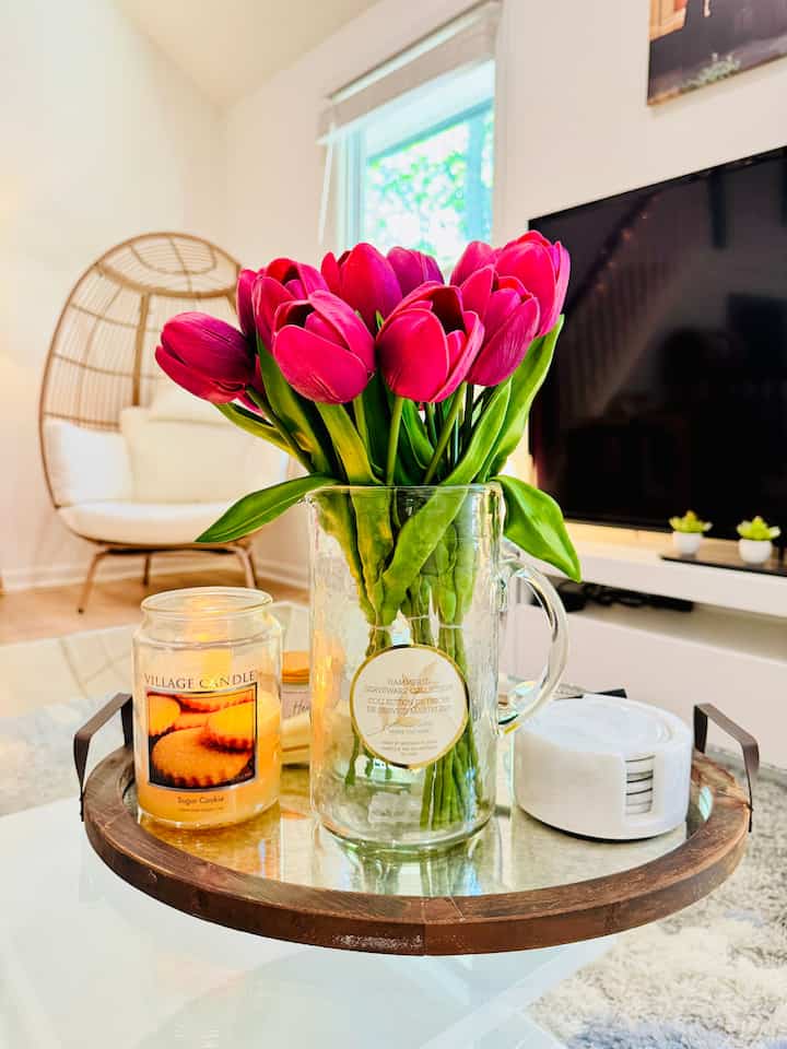 Spring has officially landed on my coffee table! 💖Flowers, candles, and a little candy magic—living room vibes = refreshed. 🌷🌷🌷

#coffeetable #livingroominterior #livingroom #livingroomtable #livingroomdecoration #cozy #cozyroom #cozylivingroom #cozyinterior #cozyhome #Modern #moderninterior #modernhouse #modernstyle #modernnatural #spring #springinterior #flower #flowerinterior #flowerterrier #flowerdecoration 
