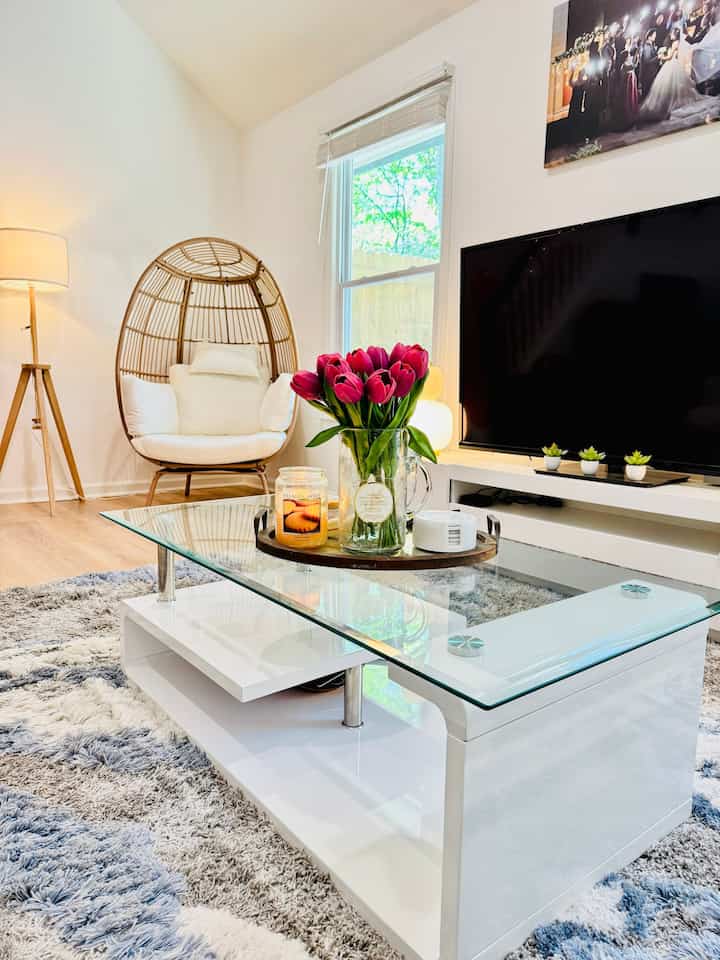 Bright, modern, and just the right touch of glossy—this livingroom table is doing the most (in the best way) 😉

#livingroom #livingroomdecor #livingroominterior #livingroomtable #livingroomdecoration #livingroomlighting #light #lightinginterior #lighting #lightingeffect #cozy #cozyroom #cozylivingroom #cozyhome #cozyinterior #interior #homedecor #springinterior #spring #lamp #ikea #ikealighting #ikeafurniture #Modern #moderninterior #modernhouse #modernstyle #modernnatural #modern #ModernWhiteInterior 