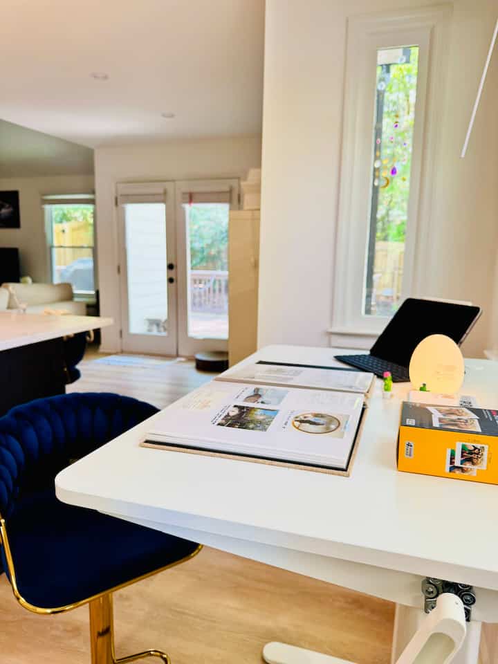 Tucked between the kitchen and living room, this little corner does it all. Improvise, personalize, make it yours. ✌️

#homeoffice #office #desk #standingdesk #stool #stoolchair #cozy #cozyroom #cozyhome #modernhouse 