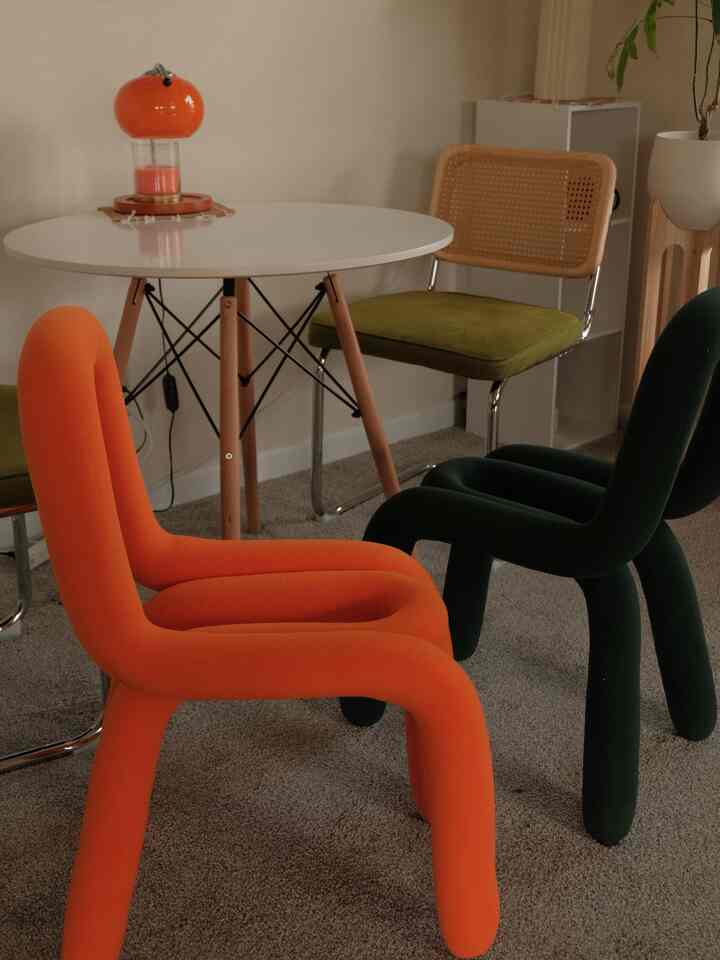 Also had to choose orange of course ☺️🍊

#funkychair #eclectic #diningchair 