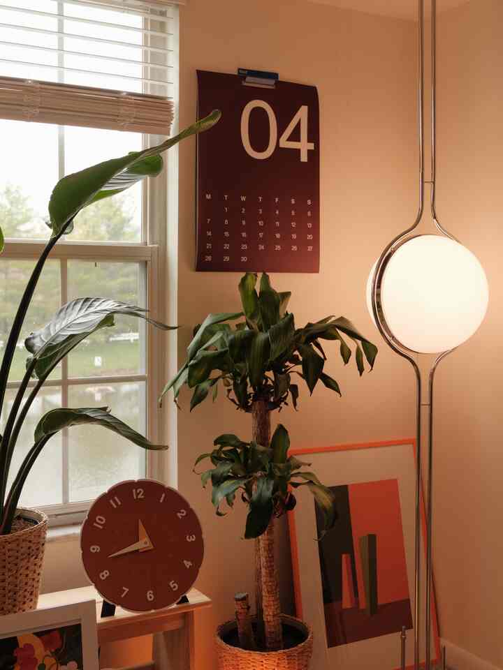 April showers bring May flowers :) ☀️

Considering making maroon my next color 🤩 it is such an elegant and versatile color!

#maroon #april #springinterior #diningroominterior 