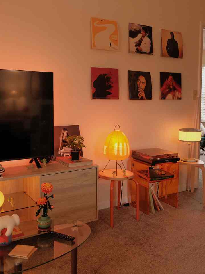 I always forget to turn on my Govee TV Backlight :) it adds just the right amount of flare!

#tv #tvbacklight #warmlighting