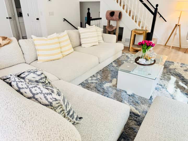 Couch goals? Achieved. Sinking into comfort and soaking up the soft lighting. This is where the cozy lives. ✌️✌️✌️

#livingroominterior #livingroom #livingroomdecoration #Modern #moderninterior #modernstyle #cozy #cozyroom #cozylivingroom #lamp #ikea #cozyhome #집꾸미기 #인테리어 #홈스타일링 #오늘의집 #거실 #거실인테리어