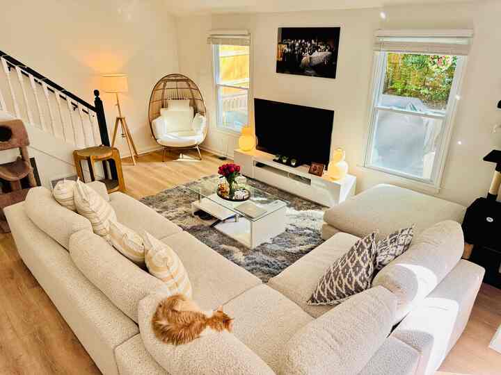 Afternoon light pouring in, couch hugs all around. There’s something magical about this moment… ✨soft sunlight, quiet energy, and total peace.

#livingroominterior #livingroom #livingroomdecoration #Modern #moderninterior #modernstyle #cozy #cozyroom #cozylivingroom #lamp #ikea #cozyhome #집꾸미기 #인테리어 #홈스타일링 #오늘의집 #거실 #거실인테리어