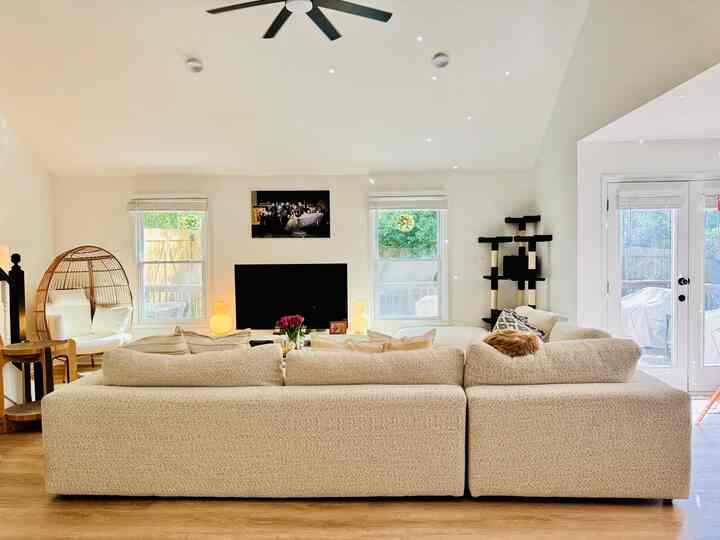 When the afternoon glow hits just right… 🌅☀️✨

#livingroominterior #livingroom #livingroomdecoration #Modern #moderninterior #modernstyle #cozy #cozyroom #cozylivingroom #lamp #ikea #cozyhome #집꾸미기 #인테리어 #홈스타일링 #오늘의집 #거실 #거실인테리어