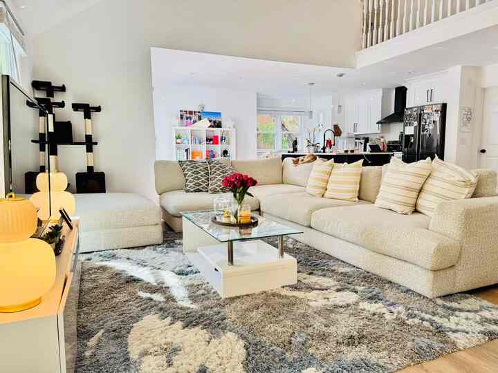 Living room goals: unlocked 🔓. Soft textures, warm light, and sinking into softness. 

#livingroominterior #livingroom #livingroomdecoration #Modern #moderninterior #modernstyle #cozy #cozyroom #cozylivingroom #lamp #ikea #cozyhome #집꾸미기 #인테리어 #홈스타일링 #오늘의집 #거실 #거실인테리어