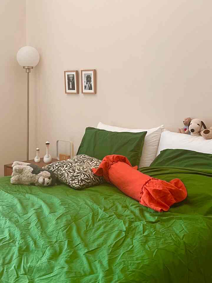 Wanted to take in some spring energy so I changed my duvet color to something other than white for once!

#bedroom #bedroominterior #bedroomdecor #beddinginterior #bedding #duvet #bench #lamp