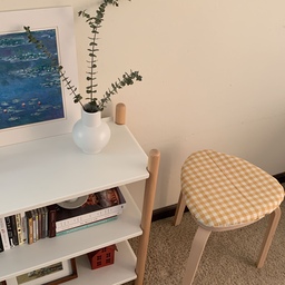 I enjoy hand sewing, so I made a seat cushion by hand. When I have many guests, I use this stool as an extra chair. Nunu wants to be the first to try sitting on it. 🪑
#stool #seatcushion #cushion #handsewing
#livingroom