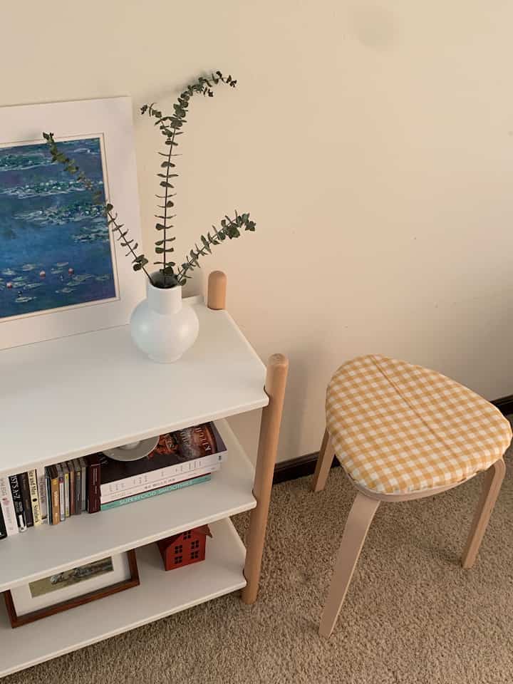 I enjoy hand sewing, so I made a seat cushion by hand. When I have many guests, I use this stool as an extra chair. Nunu wants to be the first to try sitting on it. 🪑

#stool #seatcushion #cushion #handsewing
#livingroom