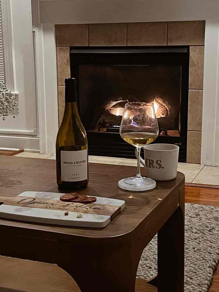 A glass of wine at the end of the day 🍷


#japandistyle 
#wine 
#japandi 