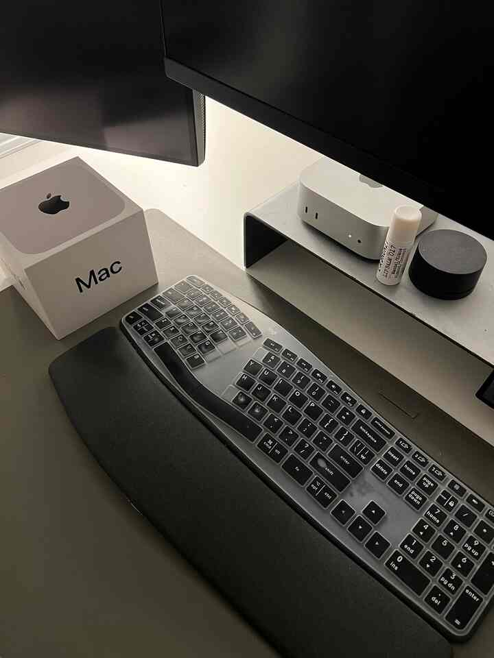 Gray home office setup📓
#gray #homeoffice #wfh #apple #office #interior