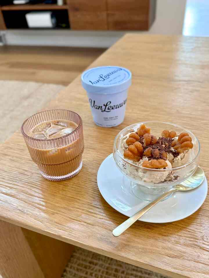 Desert time! Try this VanLeeuwen’s Earlgrey Tea Ice Cream from Whole Foods with chocolate chips and cookies! (I used Korean Yakgwa.) It’s so good! 
#livingroom #modern #homecafe #coffeetable #natural #wood #icecream 