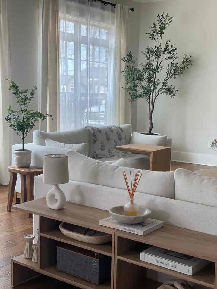 Menyukai keseimbangan tekstur lembut dan elemen alami di ruang keluarga kami. 

#ModernFarmhouse #NeutralHome #CozyCorner #HomeInspo #LivingRoomGoals #InteriorStyling #WabiSabiVibes #LightAndAiry #MyHomeStyle #DecorLovers