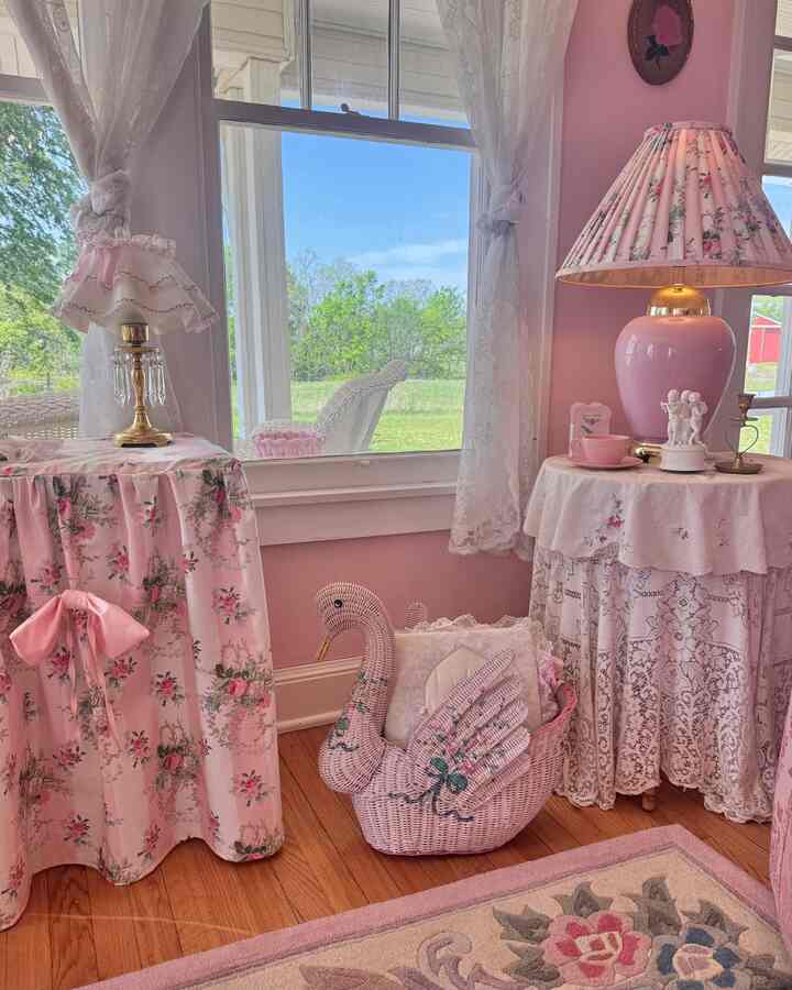 新しい白鳥のバスケットは、ビンテージのフォトアルバムを保管するのに最適です 🦢🌸💞 #swan #pink #livingroom #shabbychic #vintage