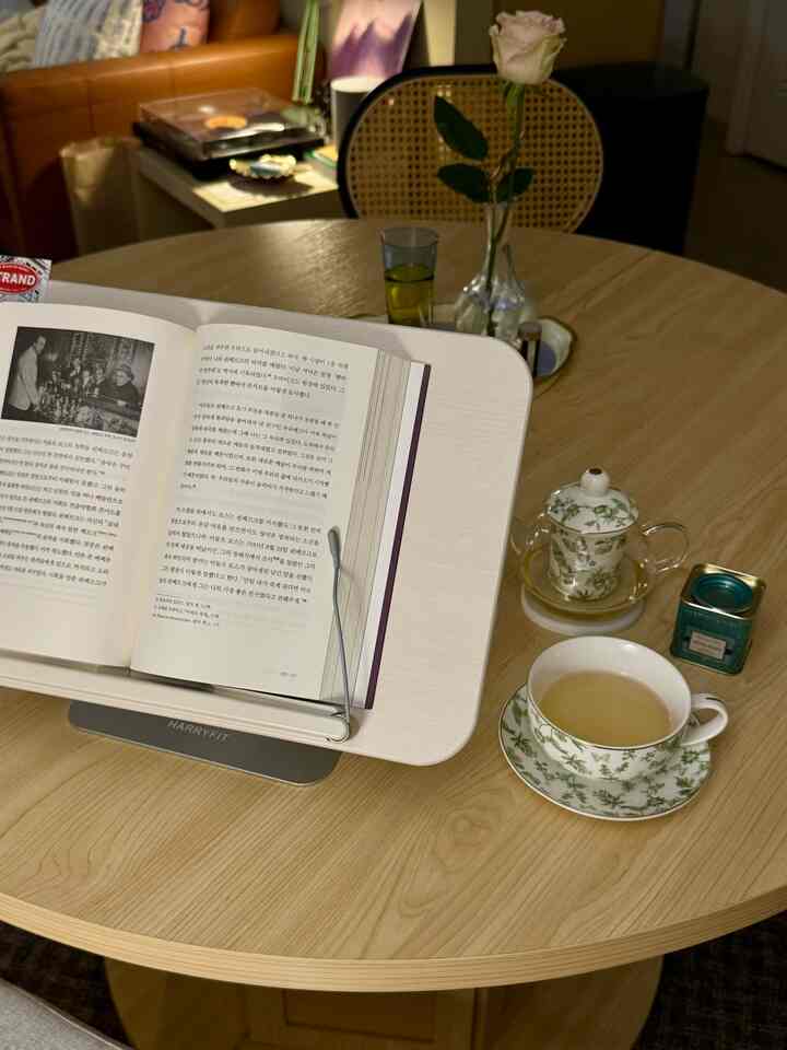 📚 & 🫖 & 🌙

#night #book #bookstand #teatable #teapot
