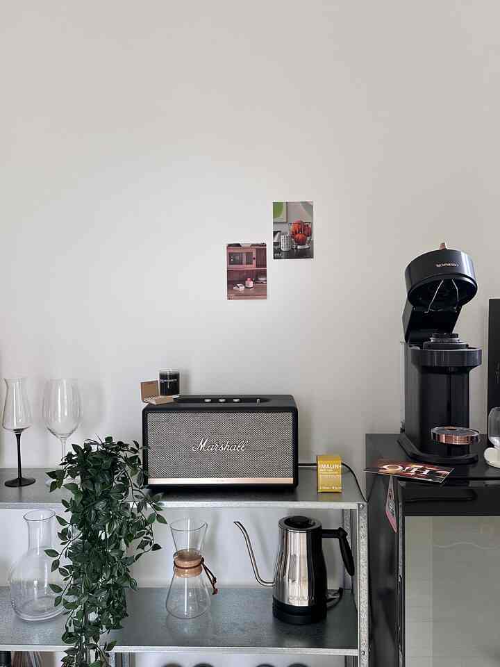 Make wall points with postcards received from O'House 🤍 

#speaker #ikea #ikeashelf #NespressoCoffeeMachine #nespresso #silverkitchenfaucet #silver #point #wallposter