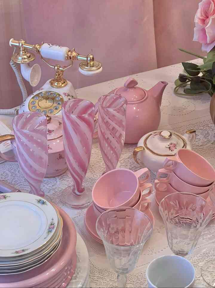 Stripes, pinks & florals galore! Love all my vintage trinkets 💗🫖 #pink #teacup #teapot #diningroom #kitchen #vintage 