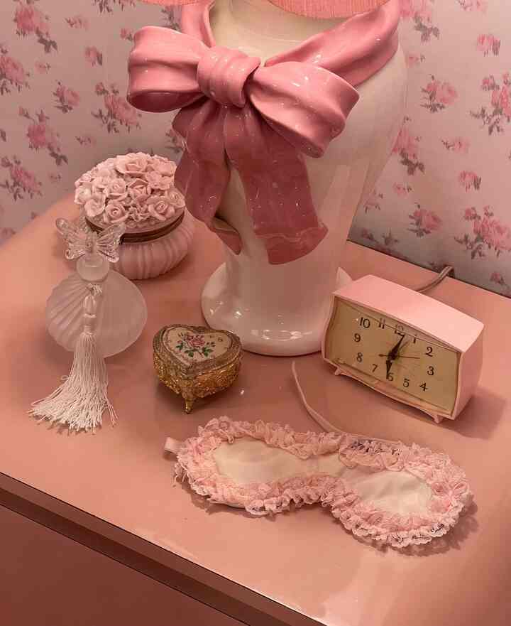 Wallpaper adds so much depth to a room 🌸💗 love this floral wallpaper from Loveshackfancy! #pink #floralpattern #bedroom #lamp #bow #shabbychic 