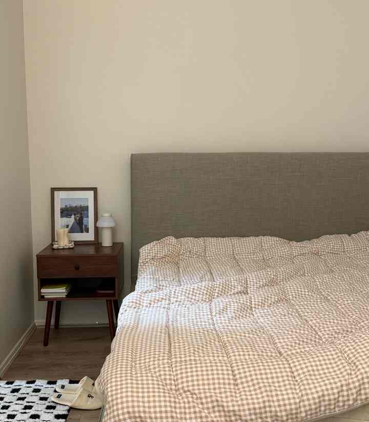 i would fall asleep in one sec at this cozy bedroom 😌🫶🏻 but it’s time to switch the dubet sheets just cuz summer is coming? 😎
#minimalistdecor #minimalhome #minimalvibes #cozyhome #simpleliving #neutraldecor #cozyvibes #hyggehome #minimalstyle #interiorinspo #scandistyle #japandistyle #calmspaces #homeaesthetic #modernminimalist #softminimalism #cozycorners #lessismore #serenevibes #mindfulhome #neutralhome #minimalinterior #earthytones #cleanaesthetic #lightandairy #homedetails #quietluxury #slowliving #intentionaldecor #tranquilhome