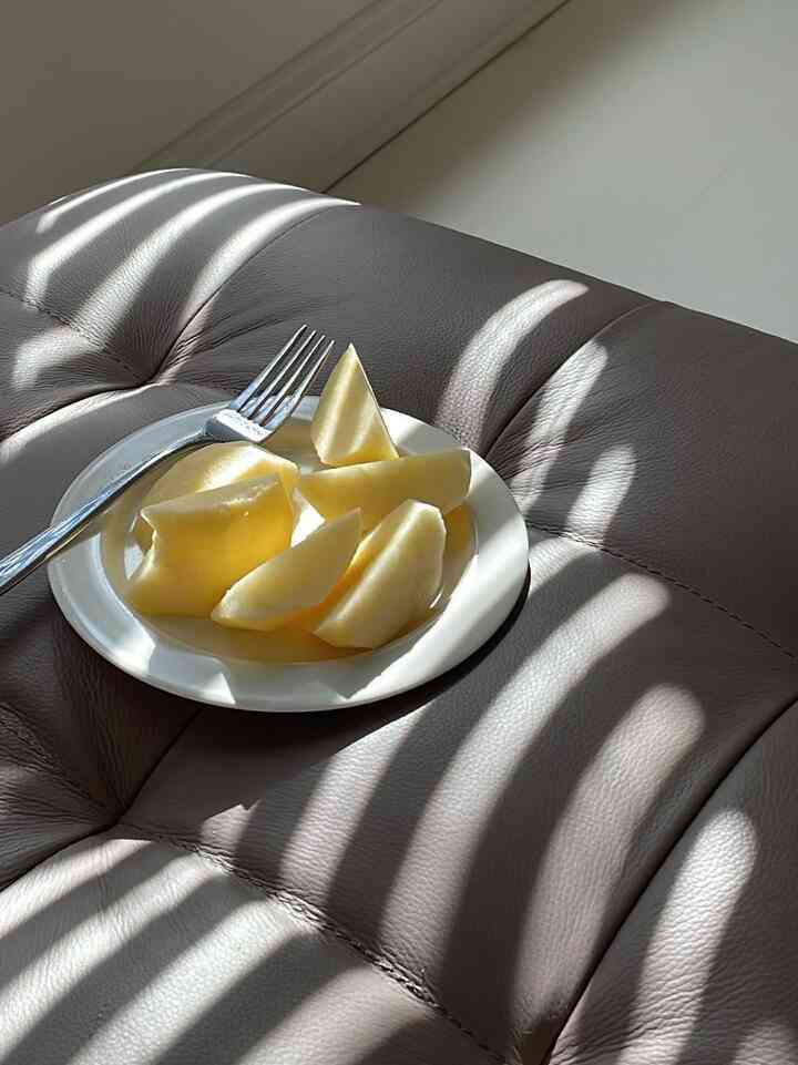 Fresh apple 🍎 + sunshine ✨

#ikea #ikeasofa #spring #brunch