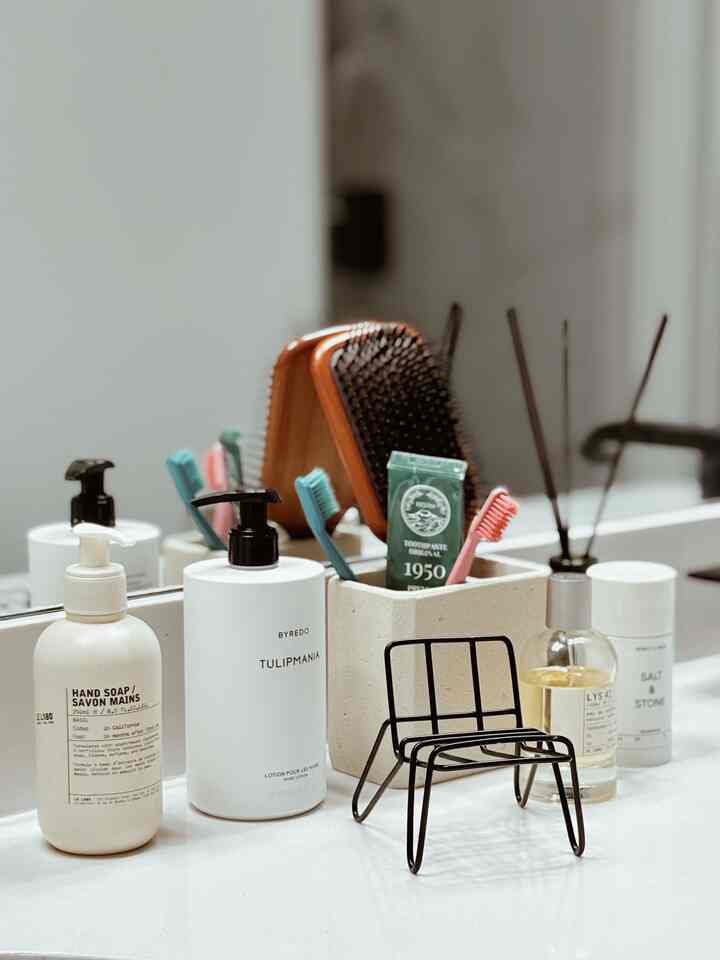 I love the tiny cellphone chair/stand from Ikea. It’s just so cute and useful!
#bathroomdecoration 