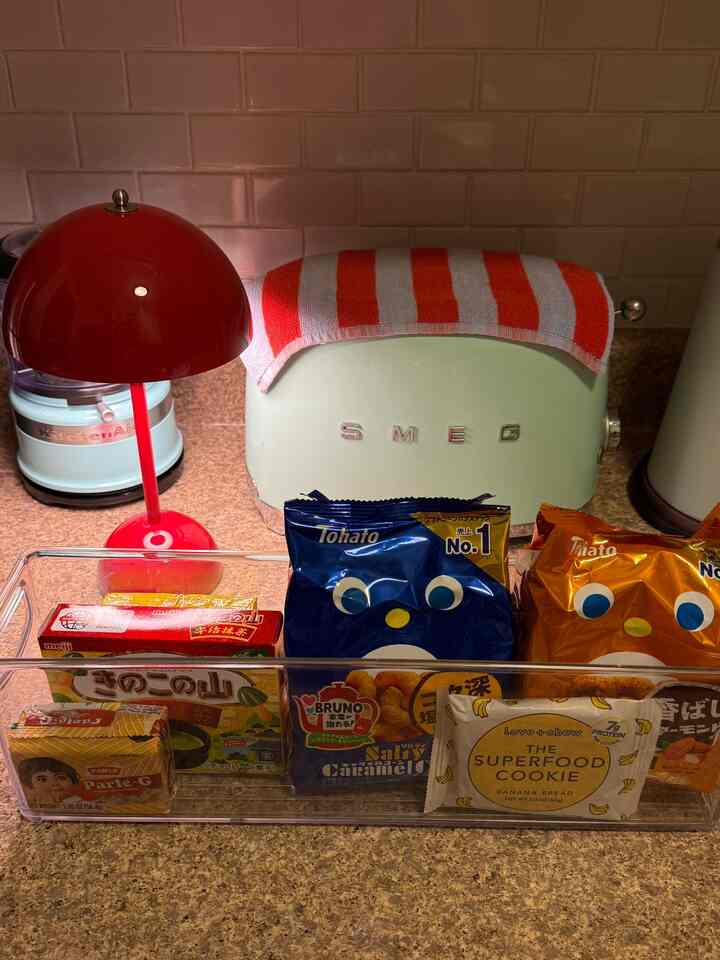 Stocked up my snacks 😋
#snack #kitcheninterior #moderneclectic #colorinterior 