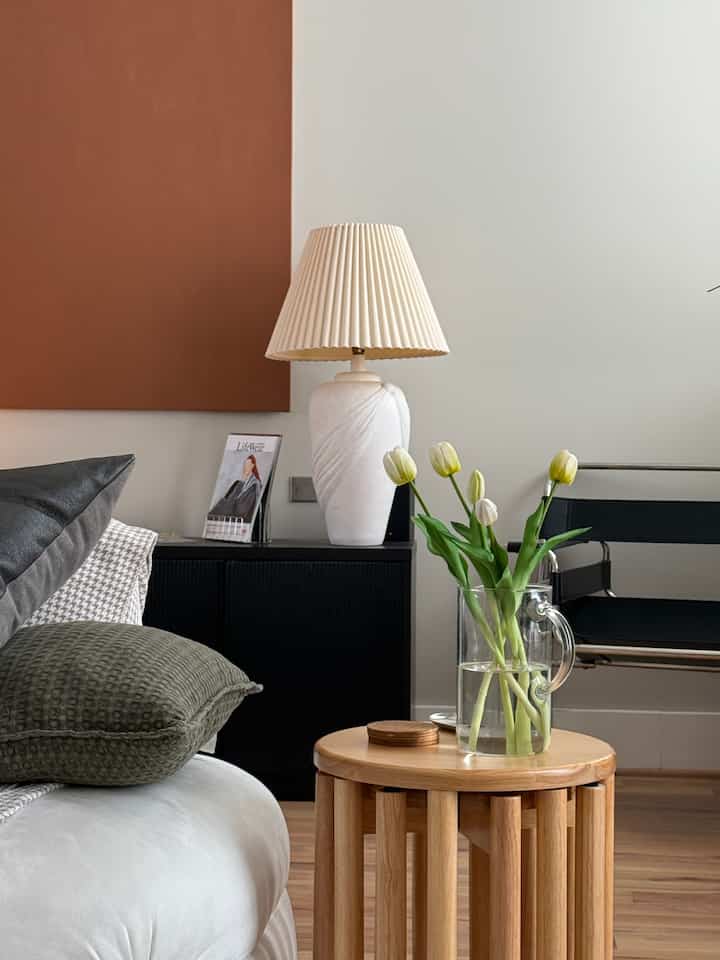 Simplicity is the ultimate sophistication.
Fresh tulips, soft lighting, and clean lines = home therapy.
✨
#InteriorGoals #MinimalistLiving #CozyVibes #ModernHome #TulipLove #NeutralAesthetic