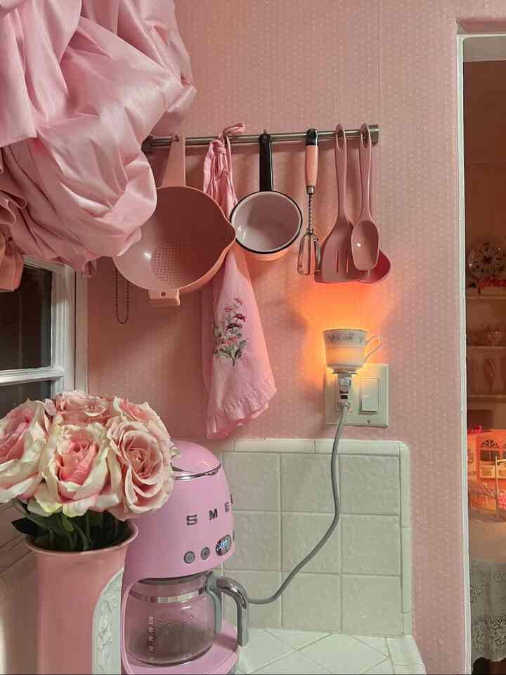 I’ve been collecting vintage pink kitchen utensils for years now and I love how they give a cute retro look on display! 🌸 #pinkinterior #vintage #kitchen #utensils #pinkkitchen 