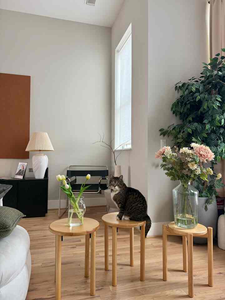 This side table has a magic trick for more seating! #japandi #spring #flowers #minimal 