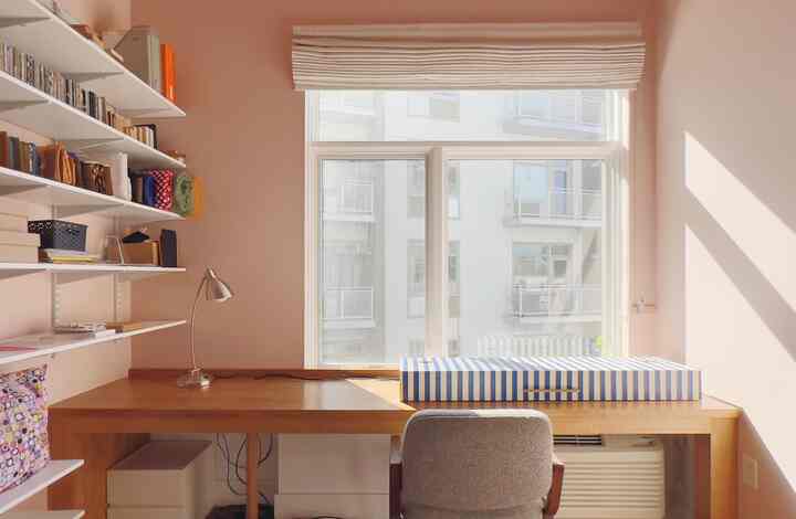 The warm morning sunlight comes through this south facing window in my bedroom 😎

#pink #postmodern #bedroom #contemporary #sunlight 