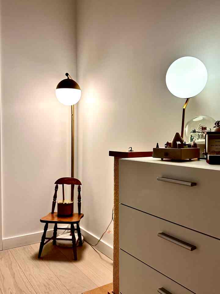 Two globes, a tiny chair, and a quiet conspiracy to make me sit down and do nothing for once
#CozyCorners #DesignDetails #LightsOnButNobodyHome