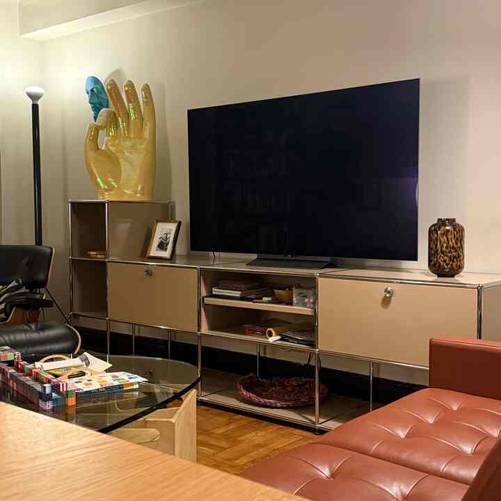 What are we watching tonight? 

#movienight #livingroom #console #usmhaller #USM #furniturearrangement 