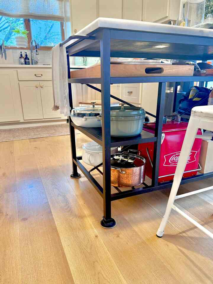 I enjoy displaying my favorite pots on the exposed shelf of my island.
#kitchen #shelf #display #pots #staub #modern #natural 