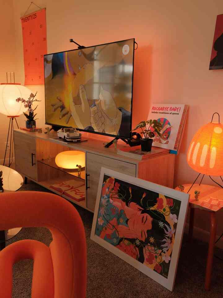 There’s nothing quite like the warm glow from your favorite lamps :)

#lamps #warmhouse #livingroom #smallhouseinterior 