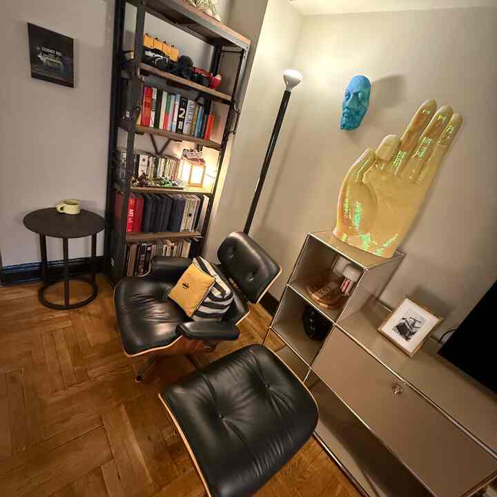 Hello there 🍯

#nycapartments #eames #loungechair 