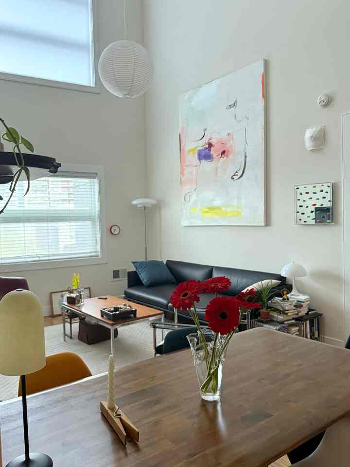 Lazy Saturday. Just lounging on the sofa 🫠

#weekend #lounging #livingroom #livingroominterior #relaxing #cozy #flowerarrangement #flower #popsofcolor