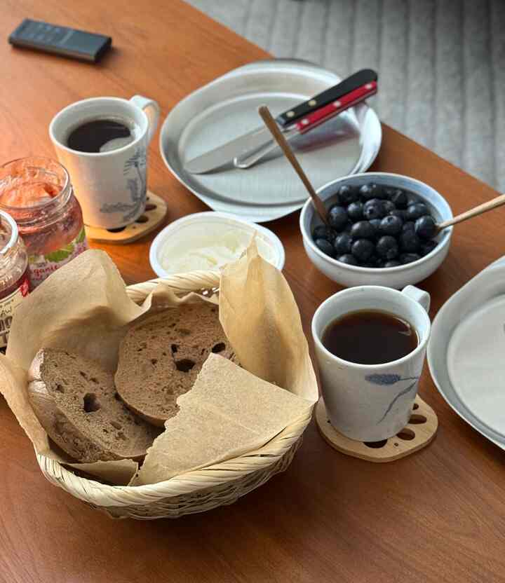 Quick and lazy brunch at home: bagels my husband brought back from work and some of the biggest blueberries I’ve seen 🫐

#brunch #brunchplate #coffeetable #weekendroutine #coffeecup #stainlesssteeldinnerware #coaster #cutlery 

