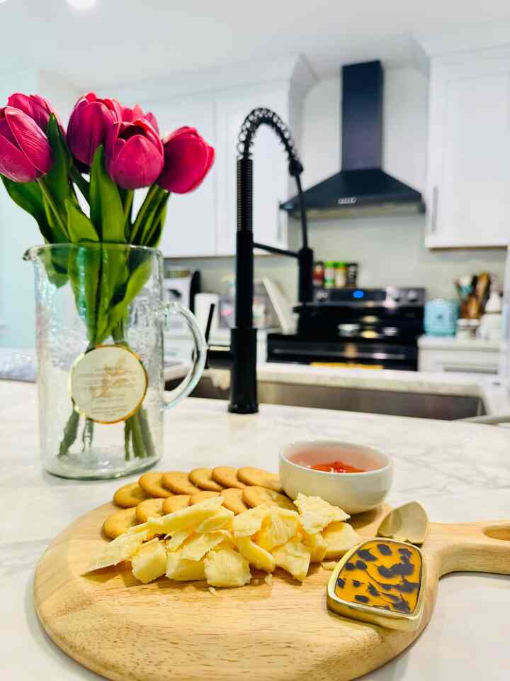 Nothing says Saturday like a dreamy cheese platter and a cozy afternoon 🧀

#kitchen #kitcheninterior #kitchenaccessories #kitchenitems #cutlery #cuttingboard #brunch #brunchplate #cozy #modern 