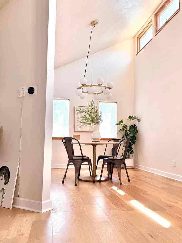 When the sun lights hit the dining room directly.
#diningroom #modern #natural #warm #marbletable 