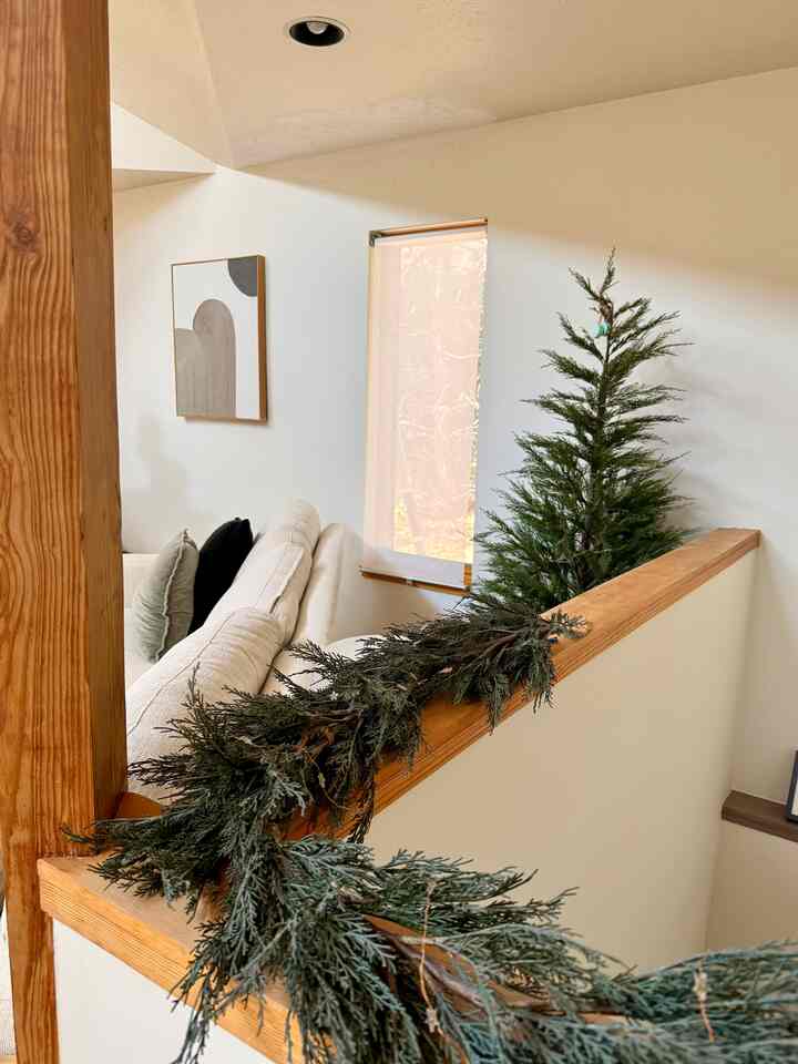 Just a huge fan of faux cypress trees.😆
#livingroom #natural #warm #cozy #tree #cypress #garland #fauxtree