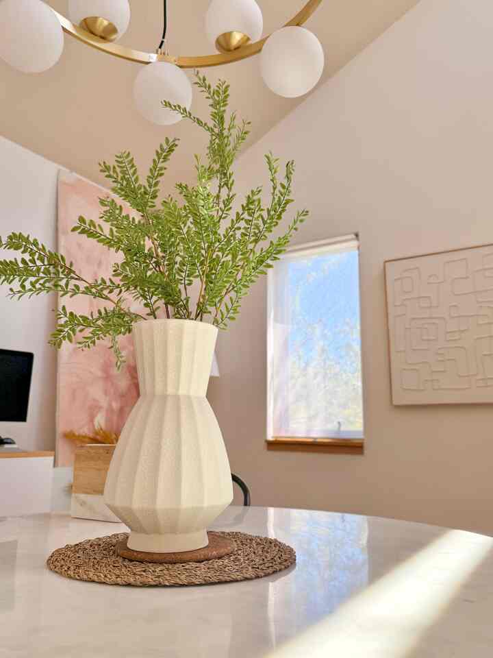 Pretty spring colors! 
#color #marble #marbletable #diningroom #diningtable #natural #modern #warm 
